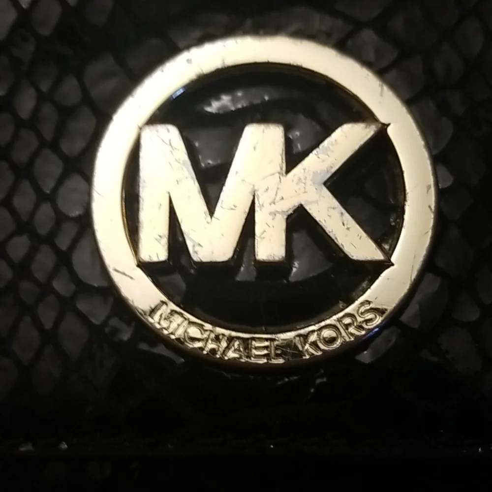 $5 ITEM. Michael Kors wallet MUST BE BUNDLED WITH AT LEAST 2 OTHER ITEMS - Picture 2 of 8